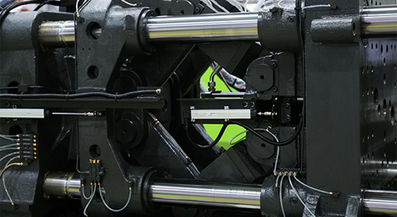 How does the Lisong Bucket-Specific Injection Molding Machine solve the pain points of molding large products?